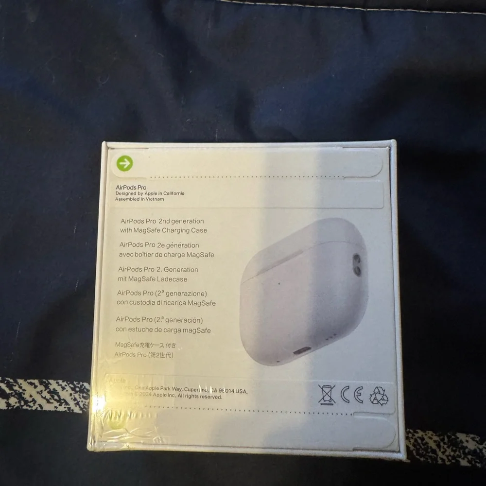 Apple White Wireless Earbuds with Accessories